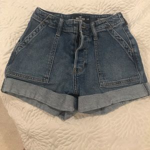 Hollister denim shorts!! Super cute mom shorts!💕
